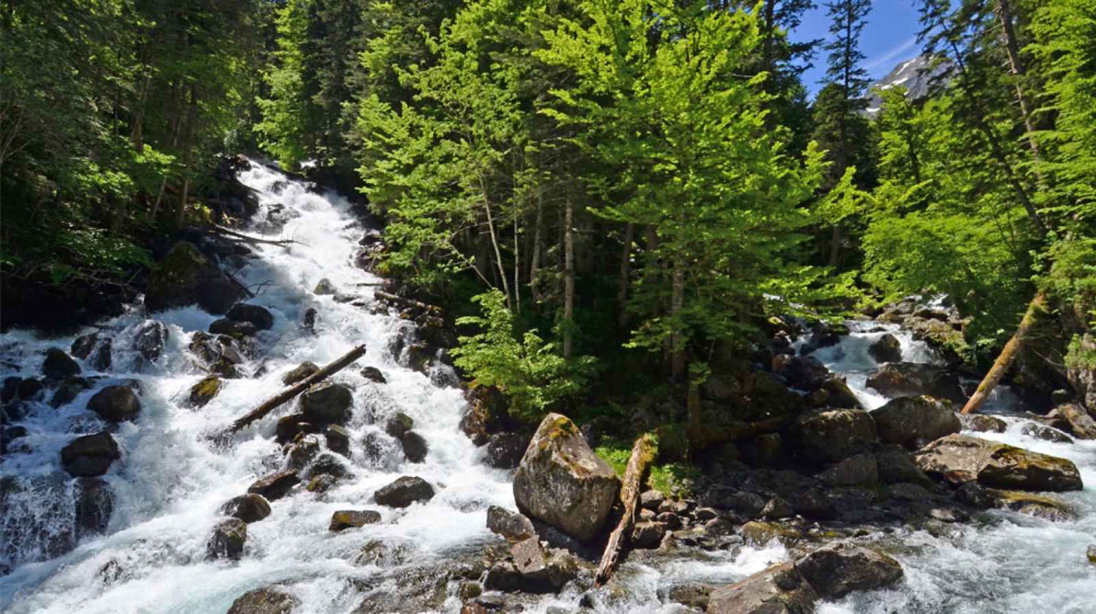 Cascadas y un anfiteatro de montañas en Artiga de Lin